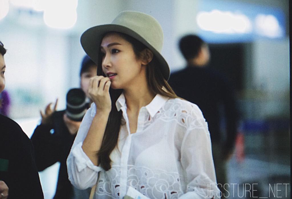 [PIC][23-04-2015]Jessica khởi hành đi Bắc Kinh để ghi hình cho chương trình "Super Athletes" CDRJYWiVEAE-CY_