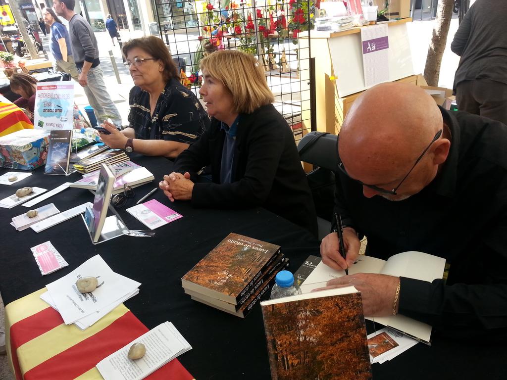LHCultura's tweet photo. avui els autors i autores locals són els protagonistes #primaveralh http://t.co/s9WbAYYhZd