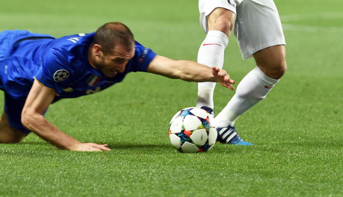 RMCsport's tweet photo. Monaco-Juventus : les détournements de la main de Chiellini >> http://t.co/yFGX4qMYFz http://t.co/nmjpgrCRY3