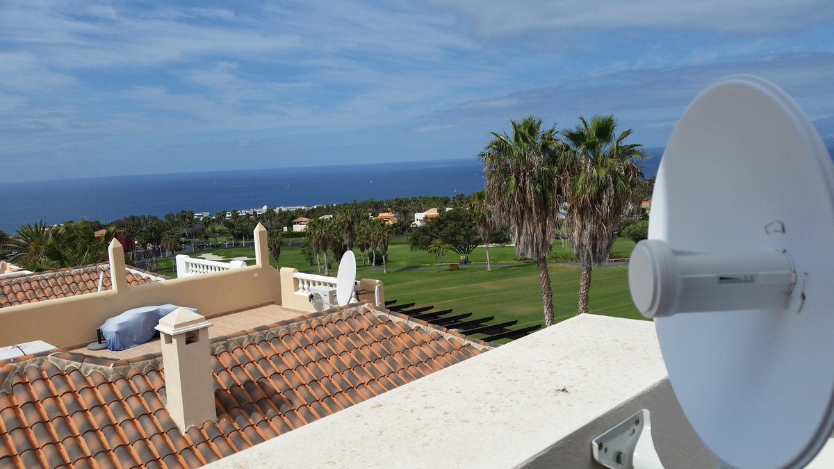 WiFiCanarias's tweet photo. Instalación #WiFiCanarias #airInternet en #Tenerife Sur... #clientesatisfecho #unaimagenvalemasquemilpalabras @ubnt http://t.co/Fog7HQet1A