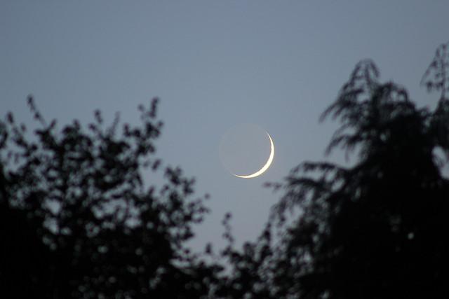 universetoday's tweet image. 2 day old Moon by Sarah&amp;amp;Simon Fisher flickr.com/photos/sarahla…