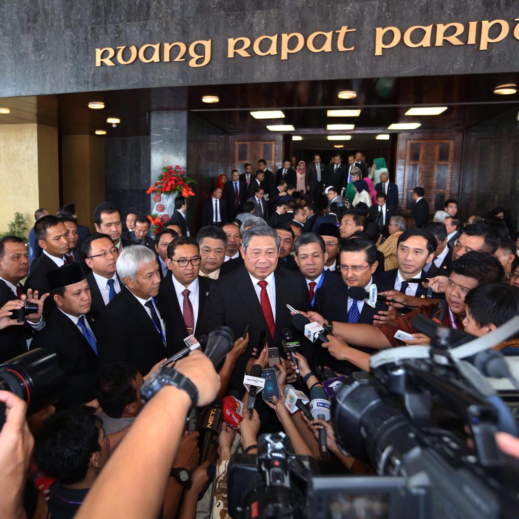 Usai sampaikan pidato, SBY sempat menjawab pertanyaan dari wartawan di luar gedung parlemen. #KAA