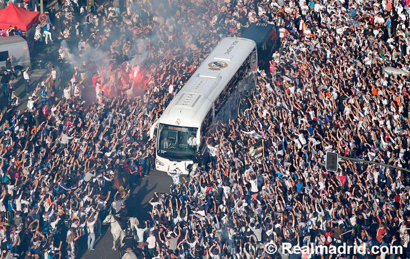 realmadriden's tweet photo. VIDEO- Did you miss it? This is how the fans welcome our team yesterday! http://t.co/gO8PmxSVzZ #JuntosAPorLaUndecima http://t.co/LYNxU9Tk8J