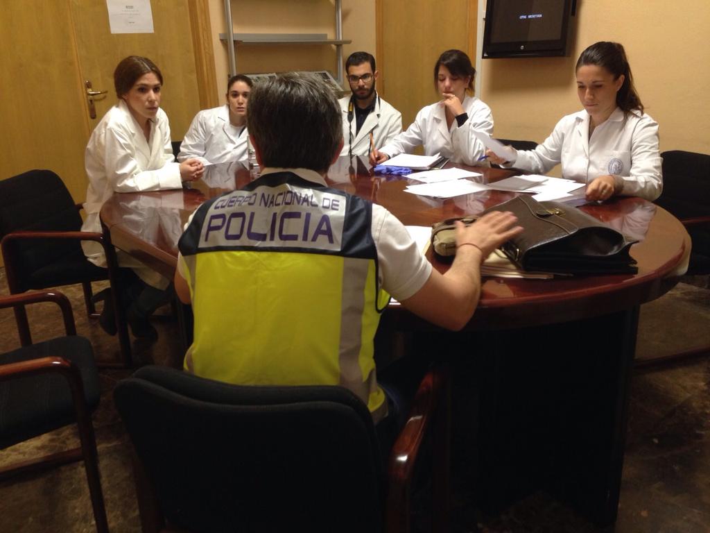 policia's tweet photo. Investigación forense de alumnos con la Policía en el Máster de Criminología, por el centenario de la Univ de Murcia http://t.co/jO8MYXVGwy