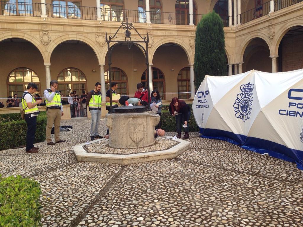 policia's tweet photo. Investigación forense de alumnos con la Policía en el Máster de Criminología, por el centenario de la Univ de Murcia http://t.co/jO8MYXVGwy