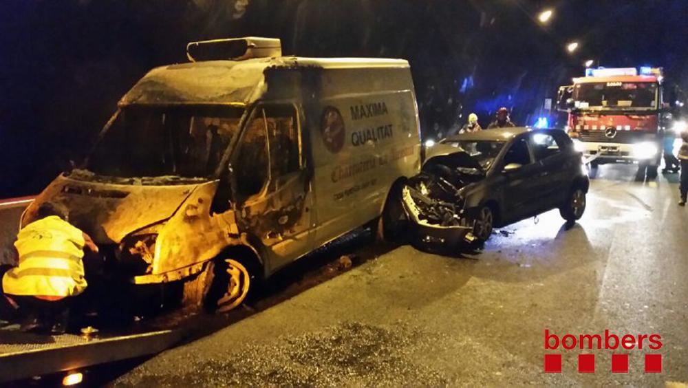bomberscat's tweet photo. Efectius #bomberscat han finalitzat les tasques al túnel 4 de la C-32 #Sitges on hi ha hagut 1 accident   de trànsit http://t.co/nY2vPPIfLo