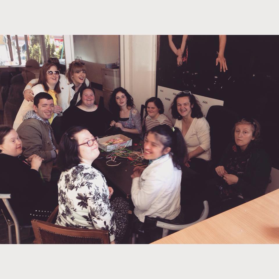 Trajnimet për punësimin e anëtarëve të #DownSyndromeKosova dhe #KlubiDëshira po vazhdojnë.Ju urojmë një ditë të mbarë