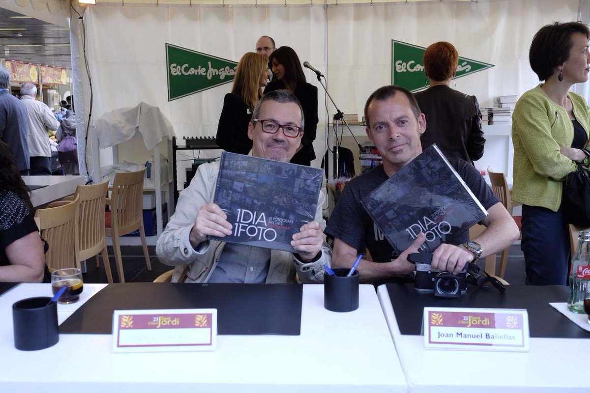 Marcel·lí Sáenz i <a href="/JoanMBaliellas/">Joan Manuel Baliellas Andés</a> signant el llibre #1Dia1Foto al Corte Inglés Diagonal a BCN. #SantJordi15