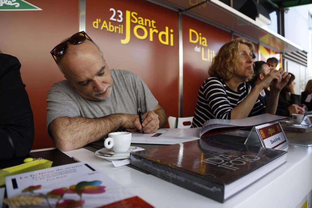 David Airob (<a href="/theWside/">David Airob</a>) signant el llibre #1Dia1Foto ara mateix a Corte Inglés BCN.