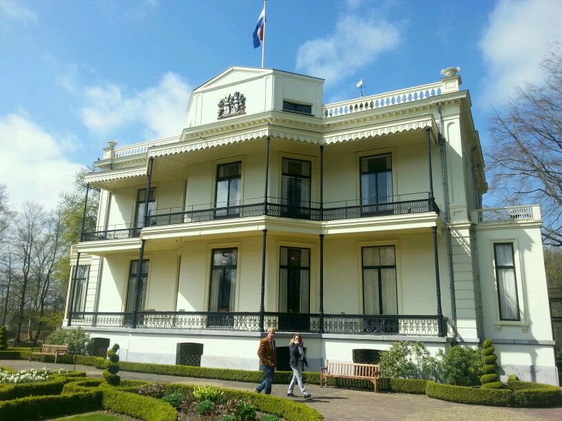 Straatbeeld's tweet photo. Een prachtige dag weer bij kasteel Vanenburg. #wvdor #wvdornl http://t.co/XeOizGcbsG