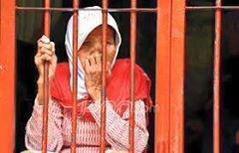 Nenek Asyani dihukum 1 tahun penjara &amp; denda 500 juta krn tuduhan curi jati

Pak hakim ga takut Karma ?Pradilan aneh