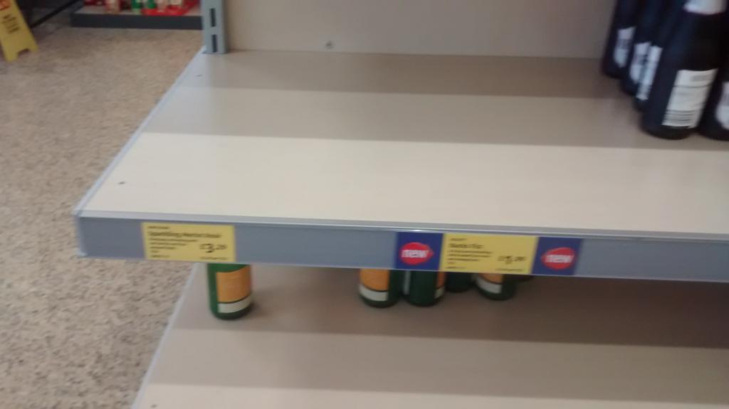 SimonMDLord's tweet photo. New Aldi in Didcot. Poor standards, too many customers or low wages budget? Car park full @ 11.40 @dresserman http://t.co/iPpqDilxkS