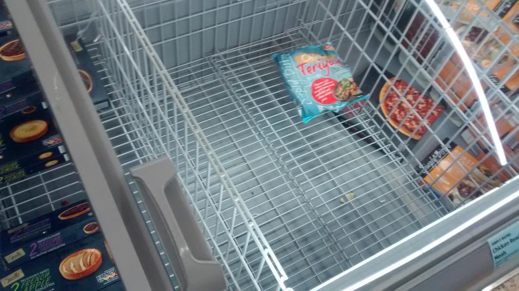 SimonMDLord's tweet photo. New Aldi in Didcot. Poor standards, too many customers or low wages budget? Car park full @ 11.40 @dresserman http://t.co/iPpqDilxkS