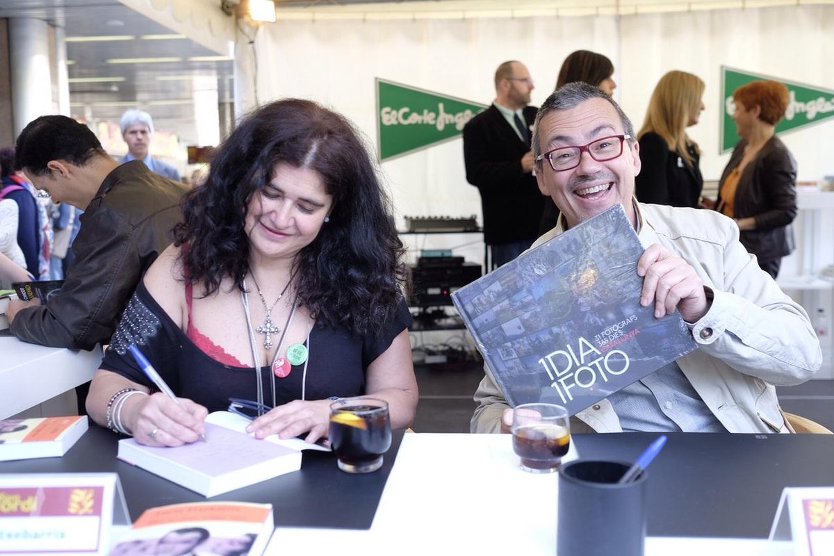 Lucia Etxebarria i Marcel·li Sáenz. Signant llibres al Corte Inglés. Ja tens el llibre #1Dia1Foto? #SantJordi15