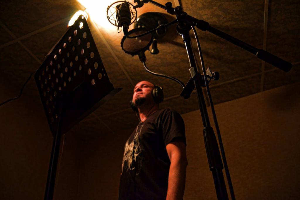 Synchronical's tweet photo. Terminando de grabar voces #metal #synchronical #disco #grabacion http://t.co/NPvDQv0Jbe