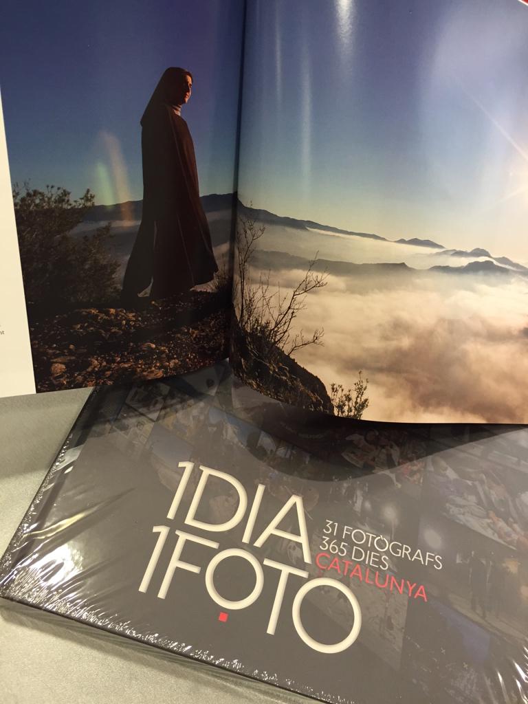Teresa Forcades amb el seu llibre #1Dia1Foto. Ella també surt al llibre. El regal perfecte per #SantJordi15