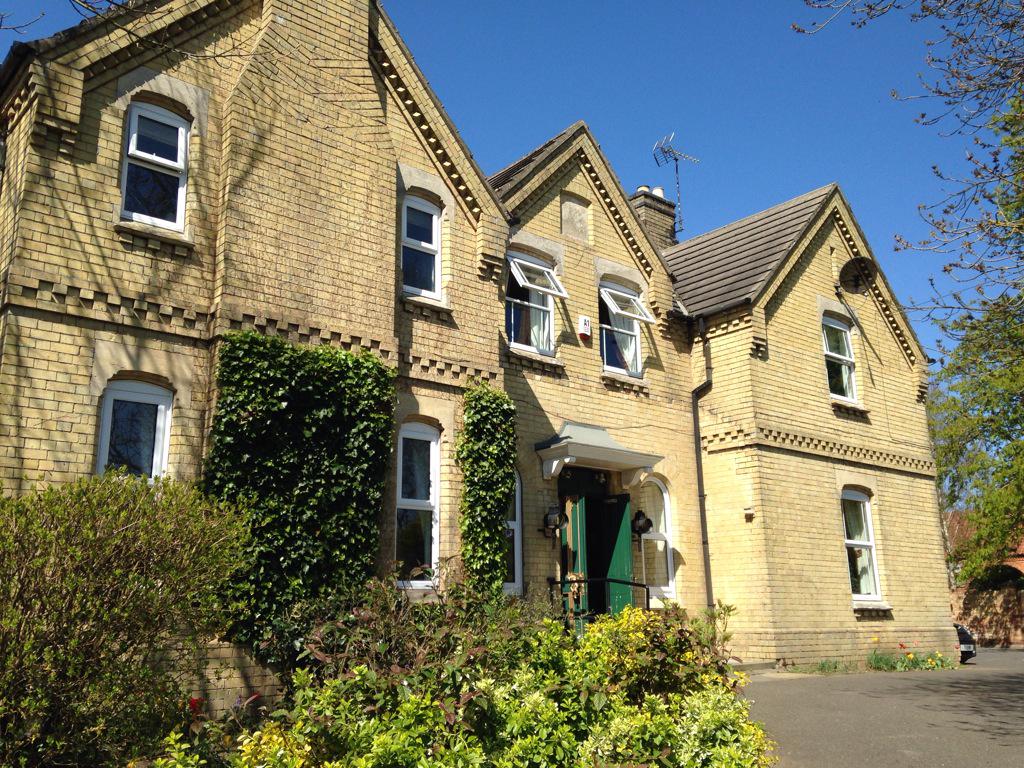 FinchHattonArms's tweet photo. Beautiful day for lunch outside or enjoy our afternoon tea special £11 for 2 people, available from 14:30 http://t.co/UJMOWkktgc