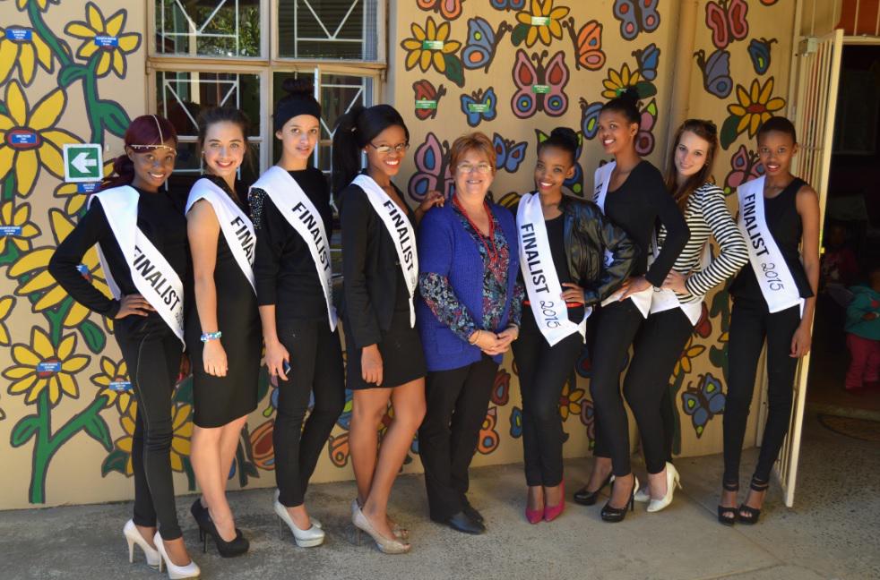 _SunflowerHouse's tweet photo. Thanks to all the finalists from the Miss Windmill Bloemshow to play with our children and donate. Bless you all http://t.co/sPO2oTQi4W