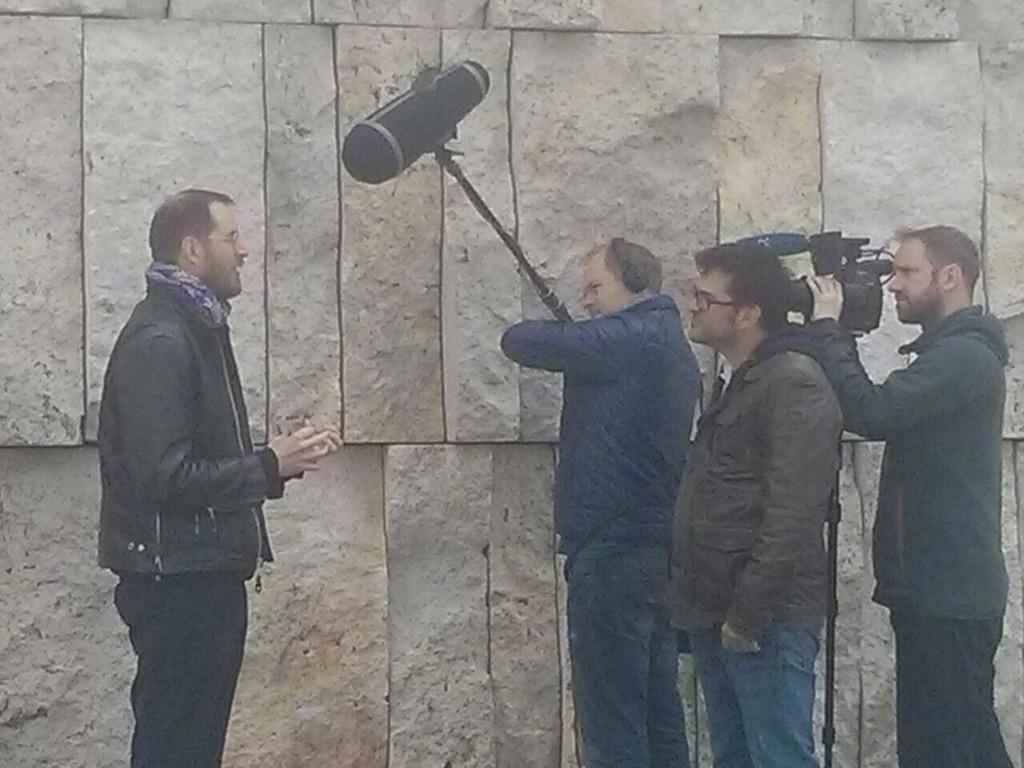 dokfest's tweet photo. Filmemacher Julian Reich im Interview mit dem #BR #PK #dokfest15 #KriegerVaterKönig @BR_Presse http://t.co/FqJU7P2SvQ