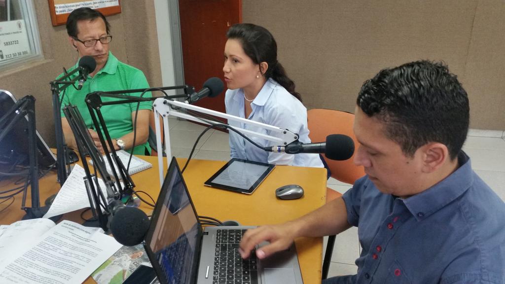 ViveDigitalNdeS's tweet photo. Todas las personas con conocimiento en manejo de computadores,  pueden certificarse mañana como ciudadanos digitales. http://t.co/XUioFcfD0Q