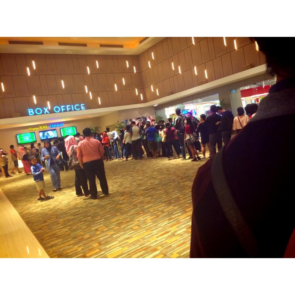 Mimin lagi antri demi Avengers!!! #Avengers