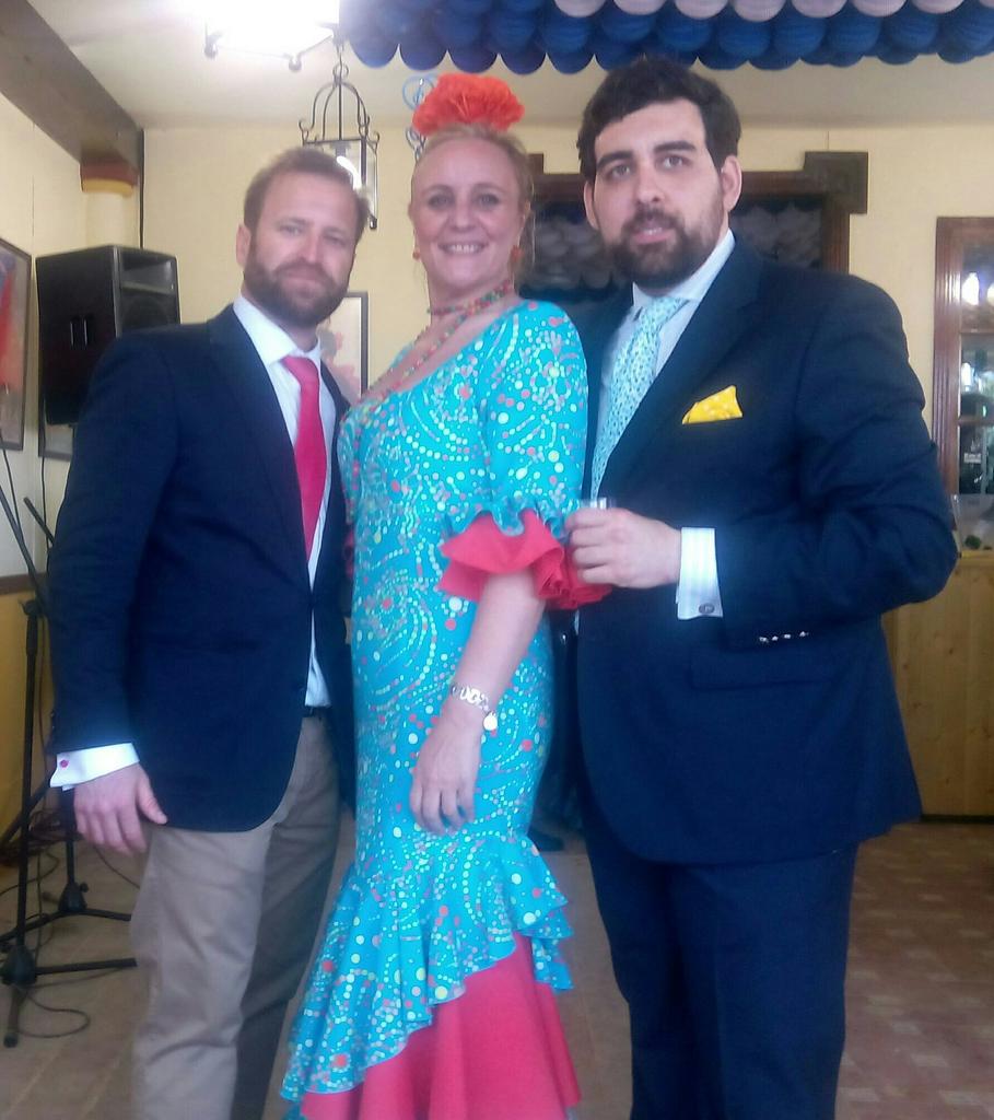 rociorosido's tweet photo. "@lalecor: No se pue tener mejor compañía para tener una Feria con arte y compás @gomezcabrera_ @NobodyJohn_ http://t.co/5I3PYG13VD" #OOLEEE