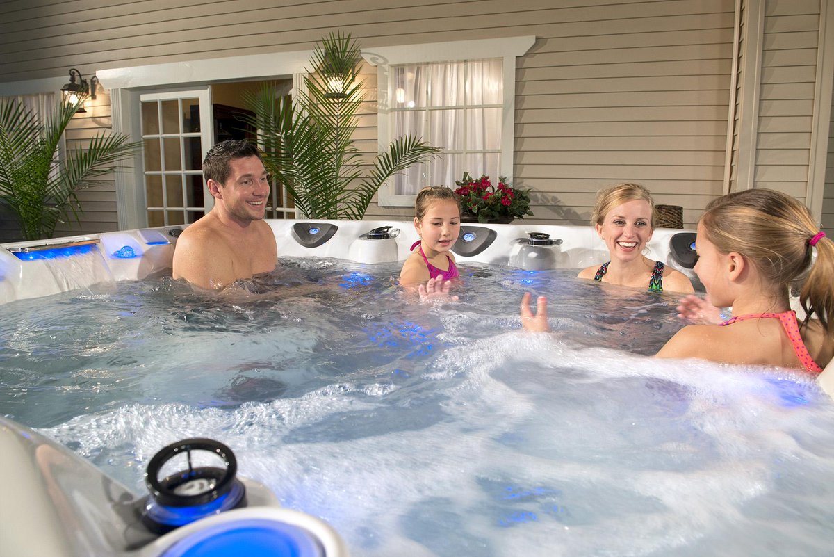 MasterSpasEU's tweet photo. Happy St Georges Day #StGeorgesDay who's going to have a BBQ and a hot tub evening? #hottub #BBQ #Spring #Family #spa http://t.co/7XjYwiz7NH