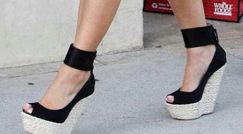 lovemycourse's tweet photo. Ever wondered what your go-to shoe says about you?http://t.co/RjFckjxmQp #fashion  #courses #shoes http://t.co/t6Ncs52WhQ
