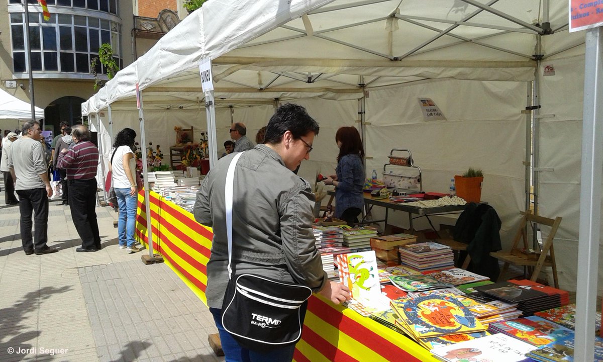 ajparets's tweet photo. Si voleu comprar un llibre a la plaça de la Vila recordeu que hi ha les parades de la Llibreria la Guineu i @LaFarres http://t.co/BB5tXVvAMG