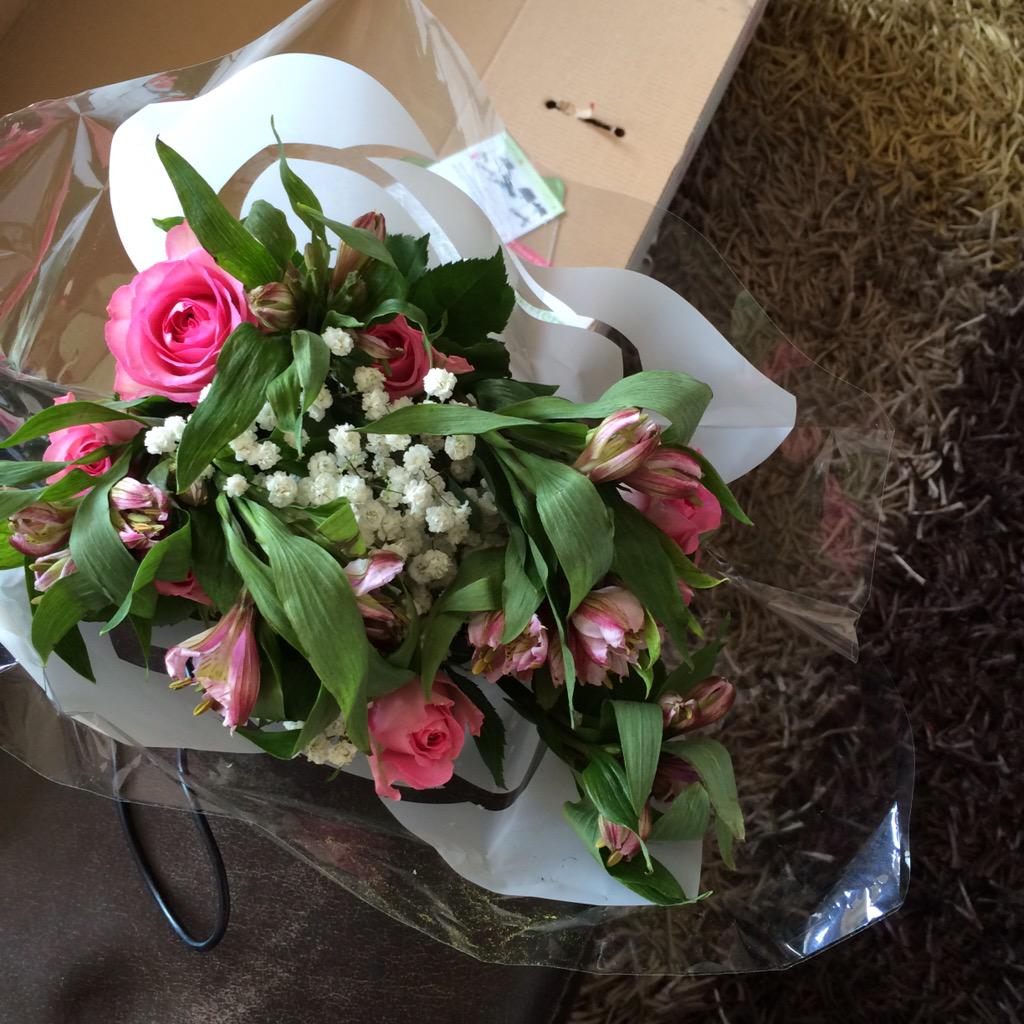 fellowtstring's tweet image. This is how Royal Mail think you should get your flowers