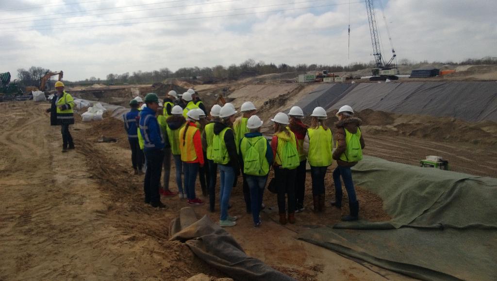 De girls op bezoek bij <a href="/ProRail/">ProRail</a> spooronderdoorgang Feanwalden #Girlsday2015