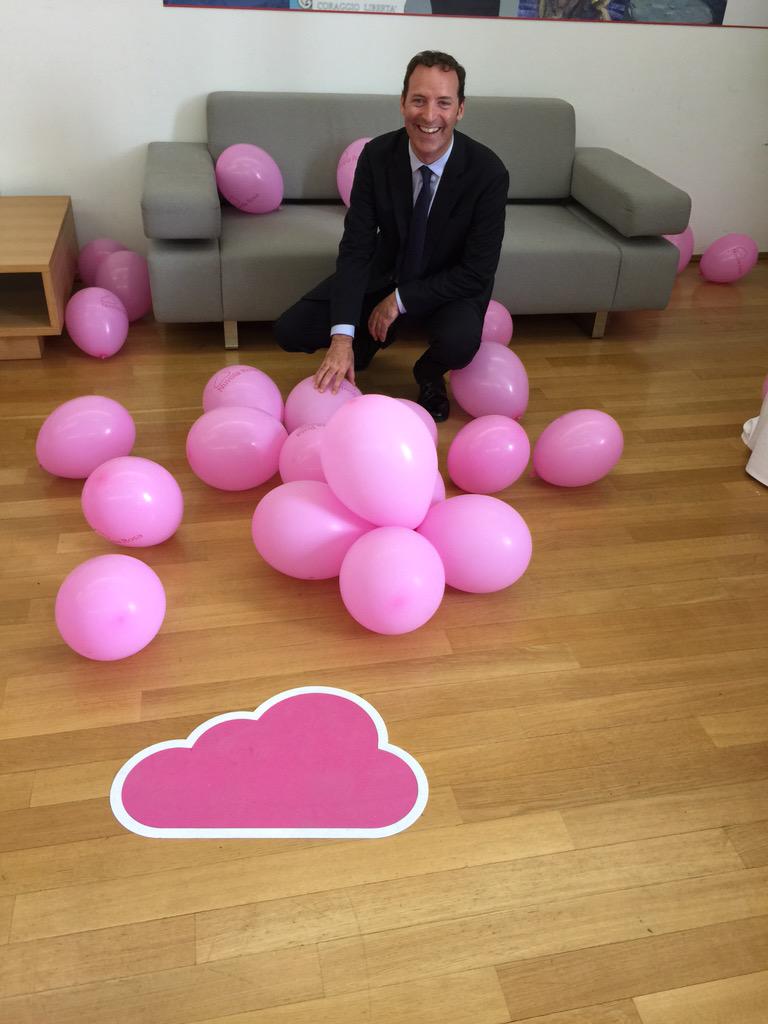 fulviogiuliani's tweet photo. Bellissima mattinata alla #Nuvolarosa! Open your mind and the garage doors!@microsoftitalia @purassan @GiusiLegrenzi http://t.co/4lsDI1Rayy