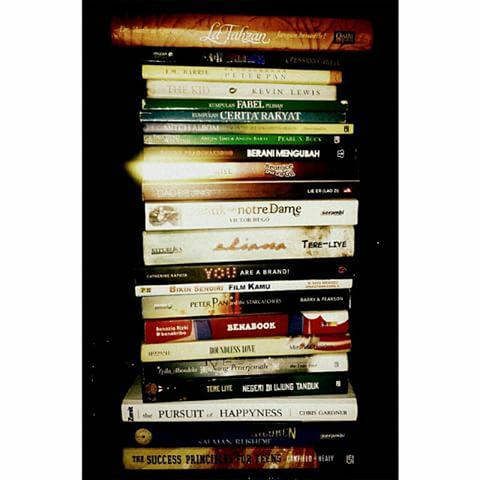 Selamat Hari Buku Sedunia;) Mari membiasakan budaya membaca~