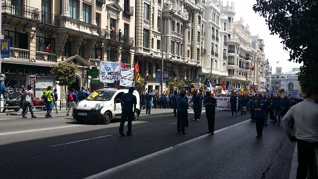 Así compra #movistar los derechos de todo, teniendo a los trabajadores como esclavos #Madrid #GranVía