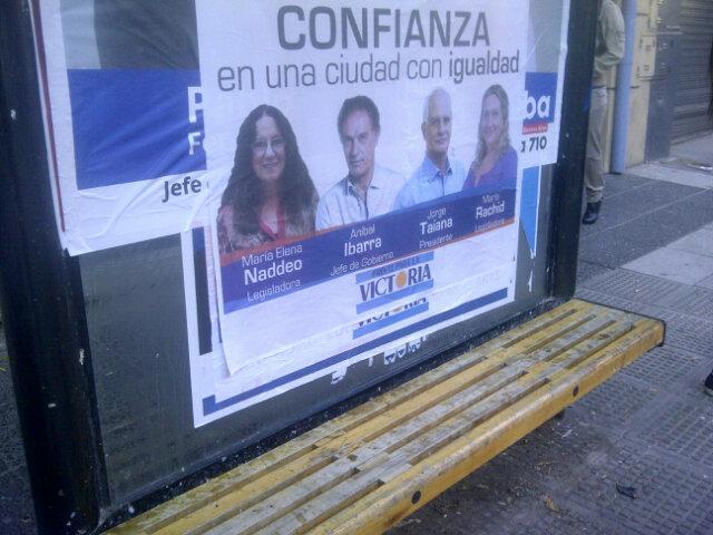 beasanders18's tweet photo. #AnibalIbarra y la RPQTPARIO pegan estos carteles en la parada de #ElBondi y dejan todo lleno de pegamento!! #MeSente http://t.co/GAk8C1l5KC