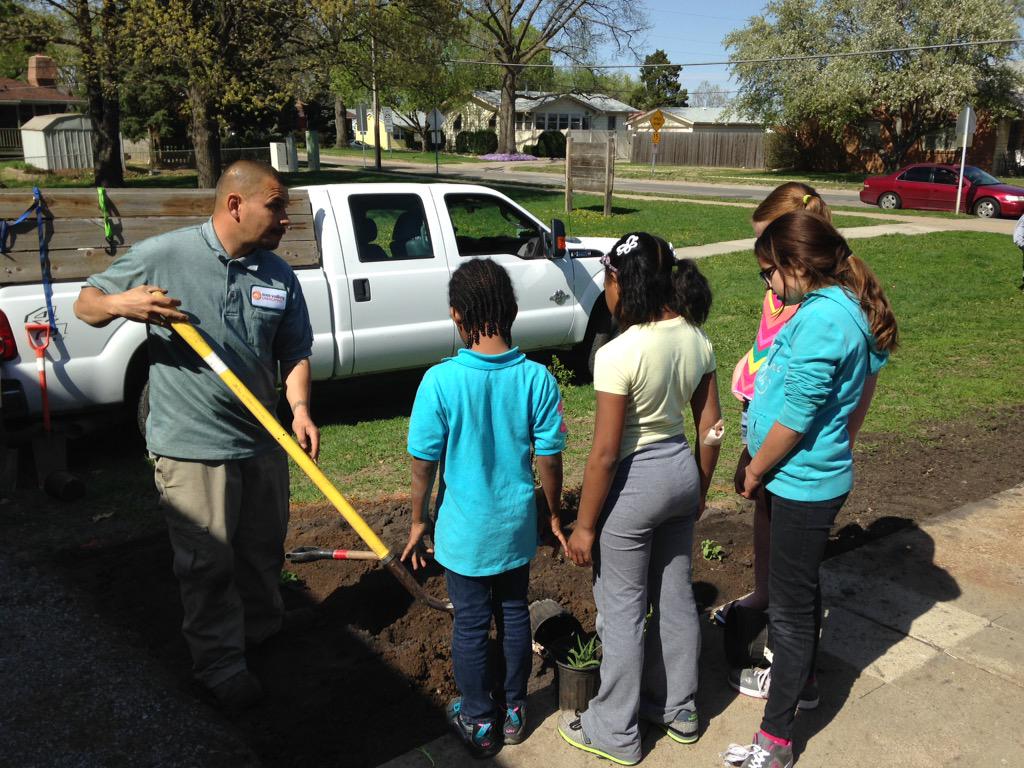 AshlyDigsIt's tweet photo. Yesterday @SunValleyOmaha, enhanced 4 garden spaces of non profits for #EarthDay & @the_nalp #PLANETDOS. Proud day! http://t.co/peSNJaXjSC