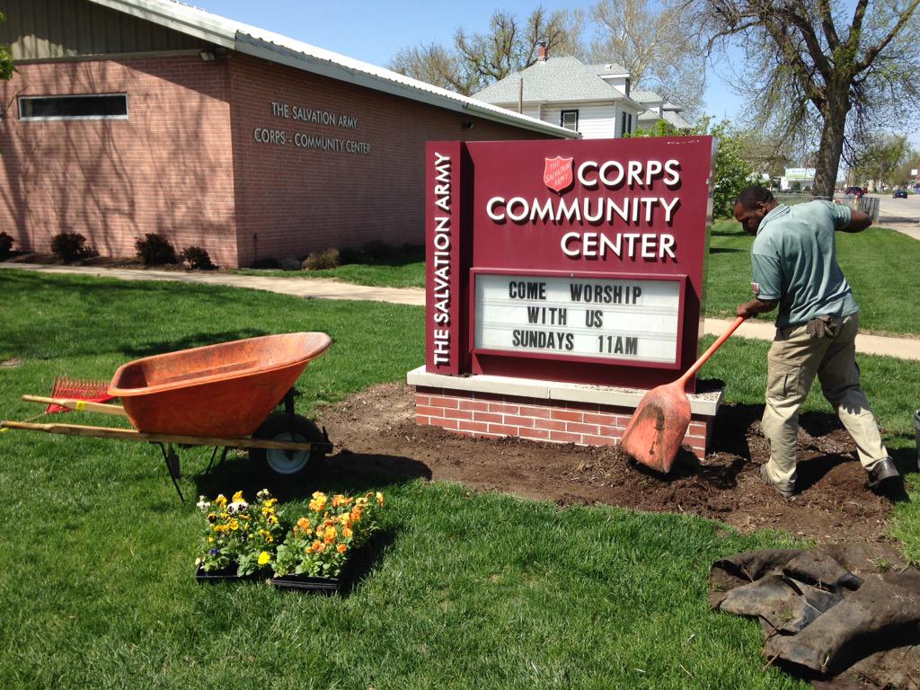 AshlyDigsIt's tweet photo. Yesterday @SunValleyOmaha, enhanced 4 garden spaces of non profits for #EarthDay & @the_nalp #PLANETDOS. Proud day! http://t.co/peSNJaXjSC
