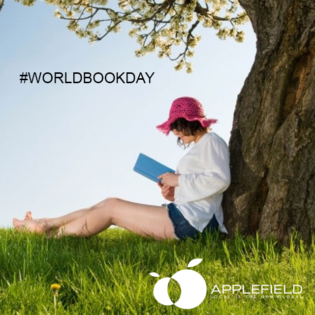 Heerlijk om af en toe eens gewoon een boek te lezen onder de appelboom! #WorldBookDay <a href="/applefieldtv/">Applefield Televisie</a> #applefieldtv