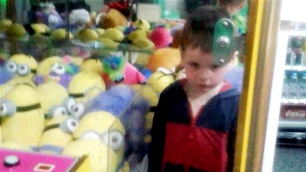 TODAYshow's tweet photo. Stubborn 4-year-old boy gets stuck in claw machine http://t.co/JvkozWCRAR http://t.co/izqFcQObCY