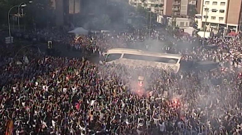 elchiringuitotv's tweet photo. ¡Así RECIBIERON los madridistas a su equipo antes del derbi! ¡Todas las IMÁGENES, en @JugoneslaSexta a las 15h! http://t.co/SpVTogWDgB