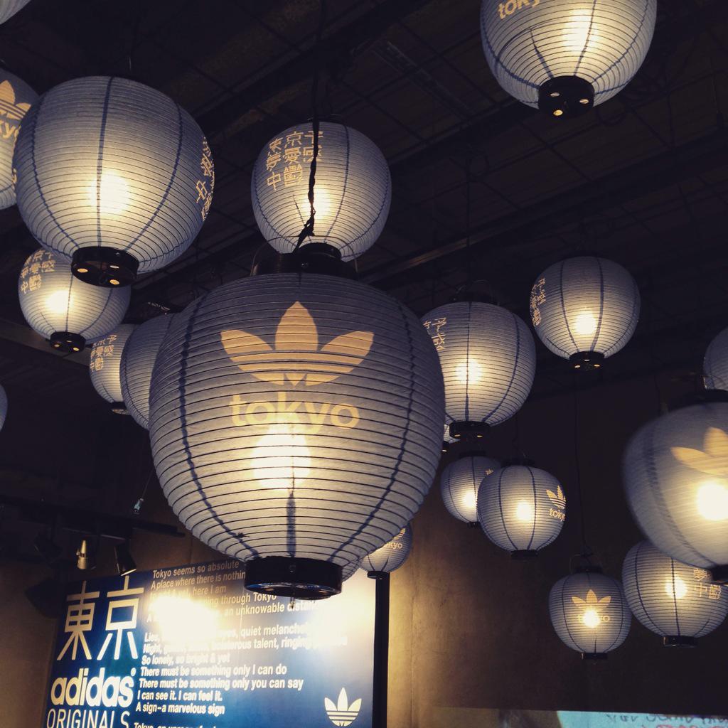 ホナガヨウコ Twitterissa 千原徹也さん Thechihara が企画 アートディレクションで関わったアディダスオリジナルズのショップが原宿にオープンしたよ 提灯がお洒落 Adidas Orignalstokyo Http T Co Rrpis3wrxo