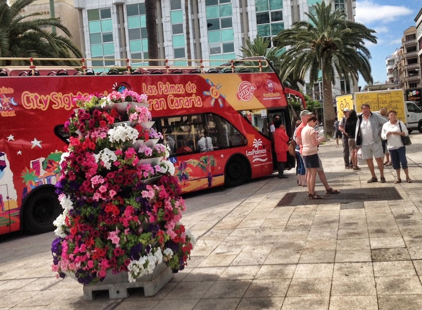 aytolpgc's tweet photo. #Turismo El parque Santa Catalina rebosa color ¡y no solo por la guagua roja! Así está hoy. @LasPalmasTour @LpaVisit http://t.co/XyNrvJ3LYr
