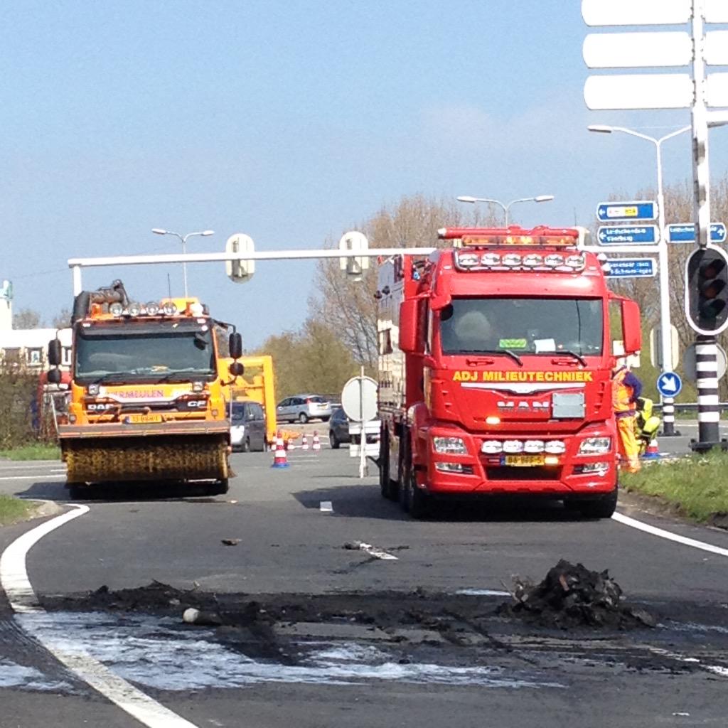 jerommeke67's tweet photo. #Toerit #N14 RE @adjmilieu is aangekomen om te #saneren #veegwagenbrand @VermeulenIM http://t.co/liLyV410T8