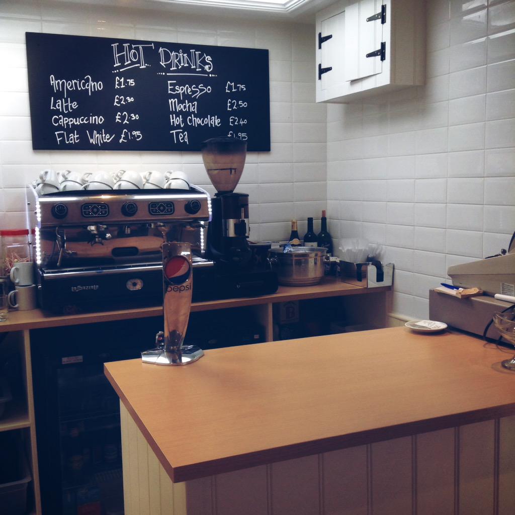 DeansFish1's tweet image. Our cute little bar in our dine-in restaurant for all your hot and cold drink desires! #Minehead #deansfish