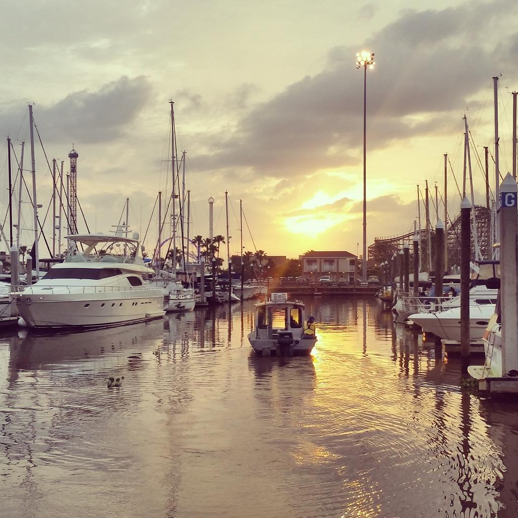 TheCourtney_G's tweet photo. Volunteers w/ TEXAS Equusearch are searching every boat &amp; the water w/sonar equipment looking for missing girl @KPRC2 http://t.co/wTqacZnsM4