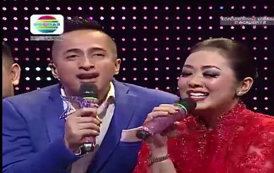 Indosiar's tweet photo. Kata Ma'e @showimah salah lirik nih @DA2_Irwan, bukan Sonia harusnya Soimah! Duh Ma'eeee #DAcademy2 http://t.co/RQjUF2YFsP