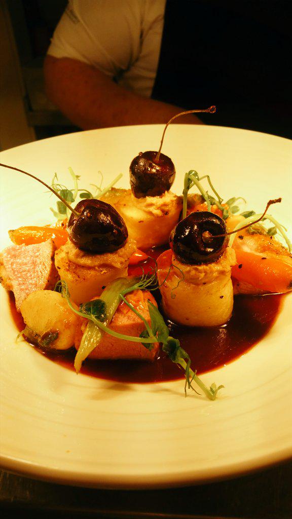 PloughInnEaling's tweet image. The only choice you need to make is duck or lamb! #freshforspring #StGeorgesDay  @onlyatfullers @BuzzAlderin