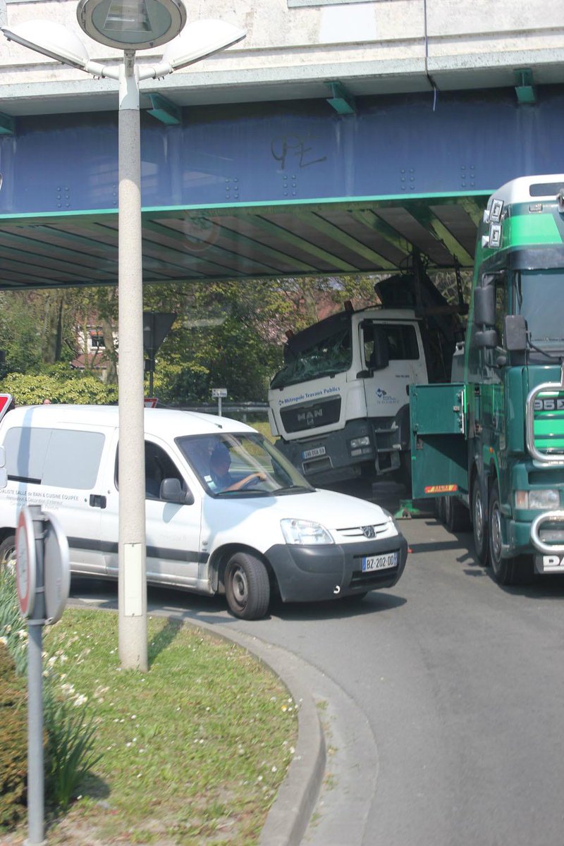 BoomerangPHR's tweet photo. Le camion transportait une fourche qui s'est bloquée, sous le pont. http://t.co/xXQUlgWqoj