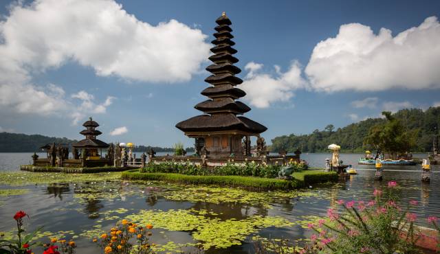 eightyapp's tweet image. A #Book, a #Rose and a Trip to Places from Your Favorite Books eightyapp.com/travel/list/ei… #SantJordi2015  #travelmore