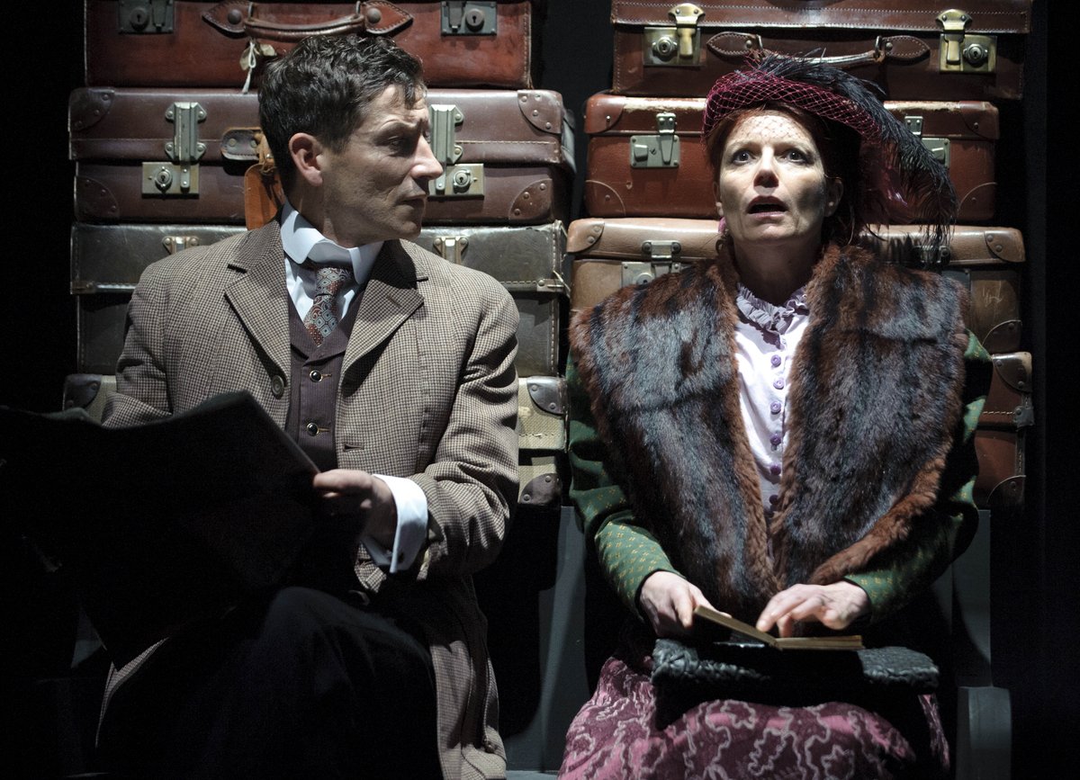 beardybiscuits's tweet photo. [REVIEW] Chilling and deliciously Gothic, The Mist in the Mirror runs at @HullTruck until Sat. http://t.co/NEUAjuMW5h http://t.co/xWXGPev2GI